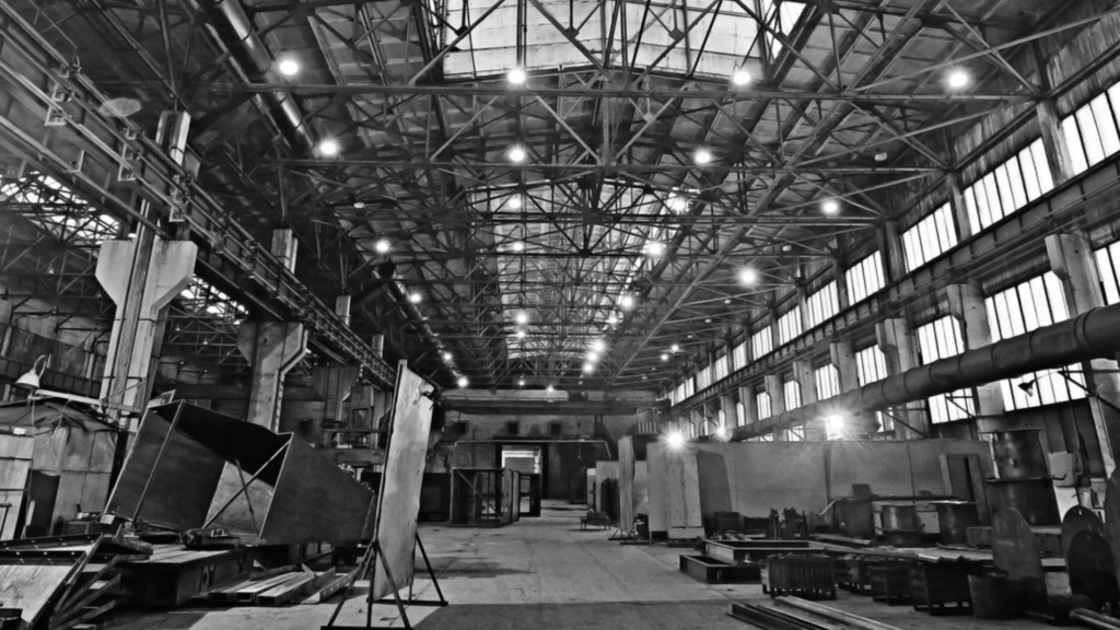 Em diversos processos industriais, a geração de poeira e partículas suspensas no ar faz parte da rotina operacional. Atividades como mineração, britagem, moagem, transporte de materiais, fabricação de cimento, siderurgia e movimentação de grãos podem liberar quantidades significativas de material particulado. Quando essas emissões não são controladas adequadamente, os impactos ultrapassam os limites da produção e podem comprometer a qualidade do ar, a saúde dos trabalhadores, a eficiência dos equipamentos e as condições ambientais das comunidades próximas. É nesse contexto que os sistemas de desempoeiramento se tornam fundamentais para uma operação industrial mais segura, eficiente e ambientalmente responsável.